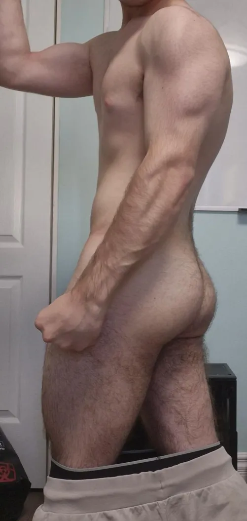 All i can think about in the gym is getting taken to the showers and fucked😭