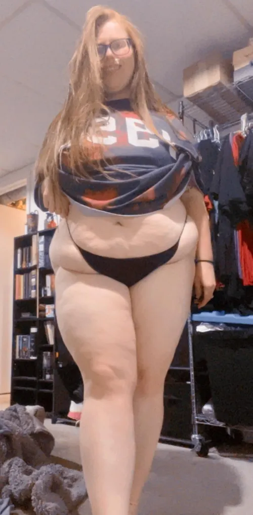 Do you like fat girls in thongs 😏