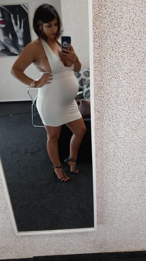 Do you like the view of this elegant pregnant lady?