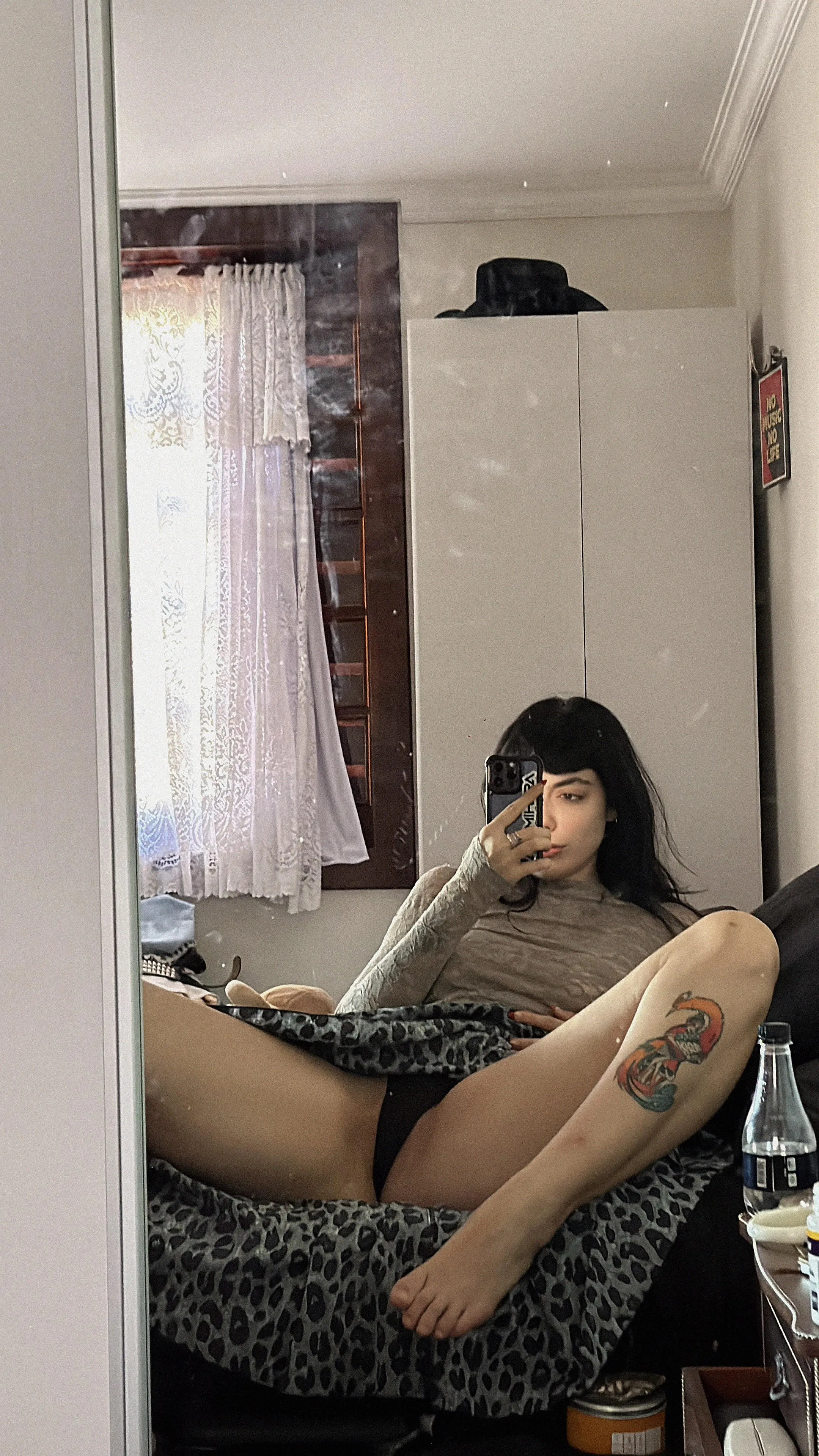 don’t get too distracted..  just my feet only 😛