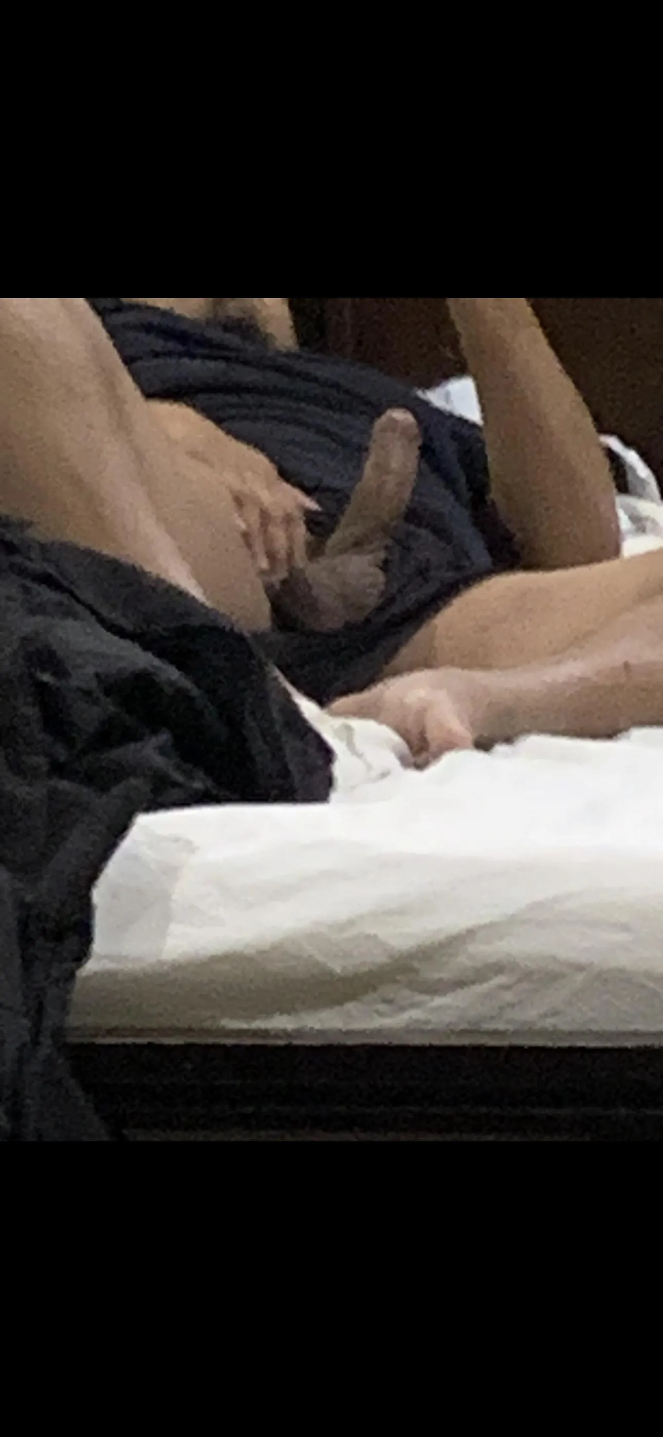 Horny af hosting m4f lemme know 🤑