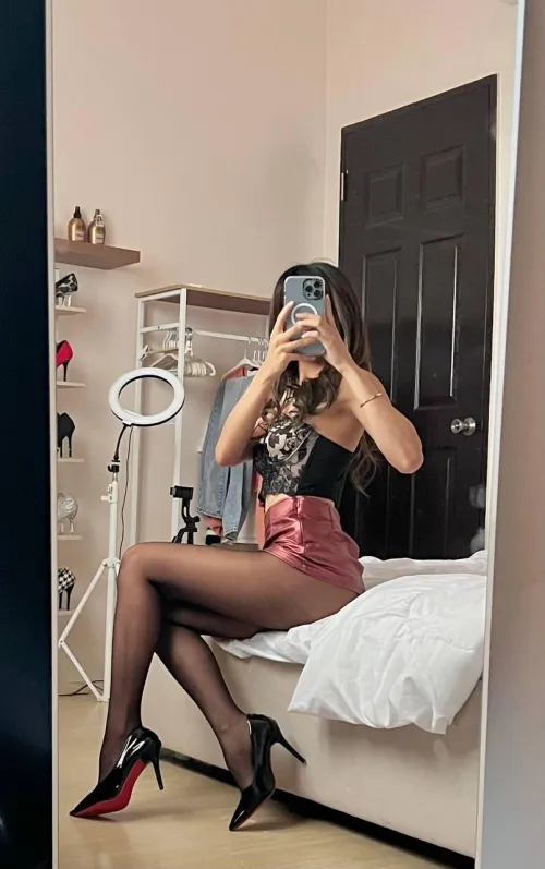 Just an asian girl who loves pantyhose.