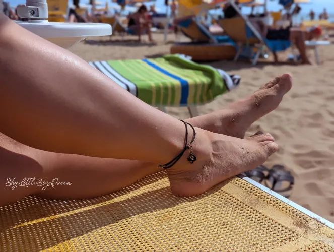 This anklet isn’t for decoration… it’s an invitation