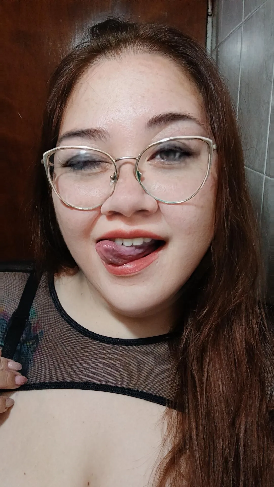 You look at my picture and your wife is in front of you... you can't handle so much pleasure... I'll have to ruin you.