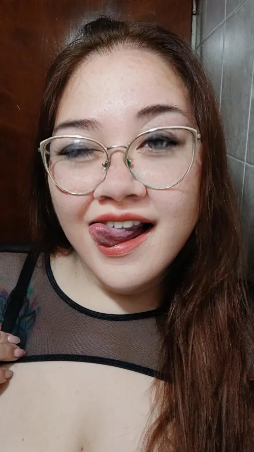 You look at my picture and your wife is in front of you... you can't handle so much pleasure... I'll have to ruin you.