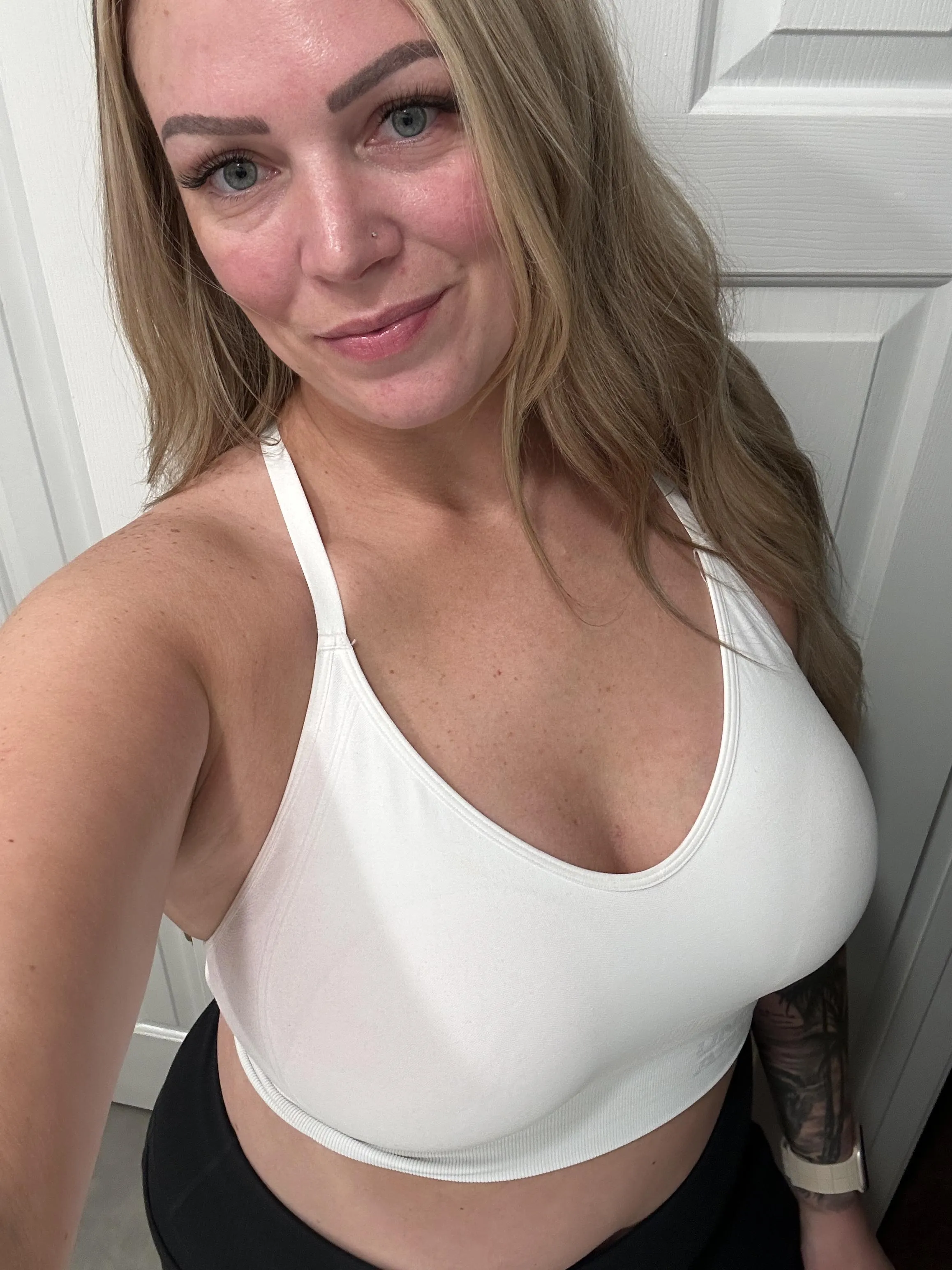 If you wanna see me naked, here's your chance! try me and I'll send you something special 😈