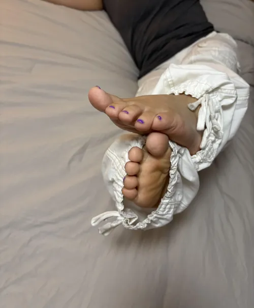 My small filipina feet ;)