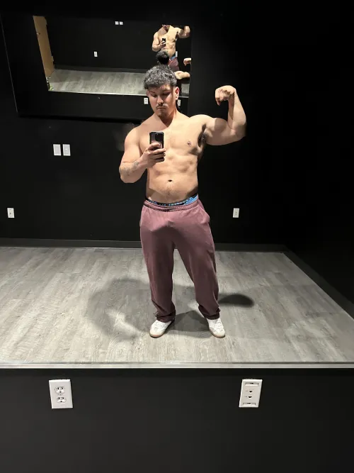 Bulge in the sweats🤤