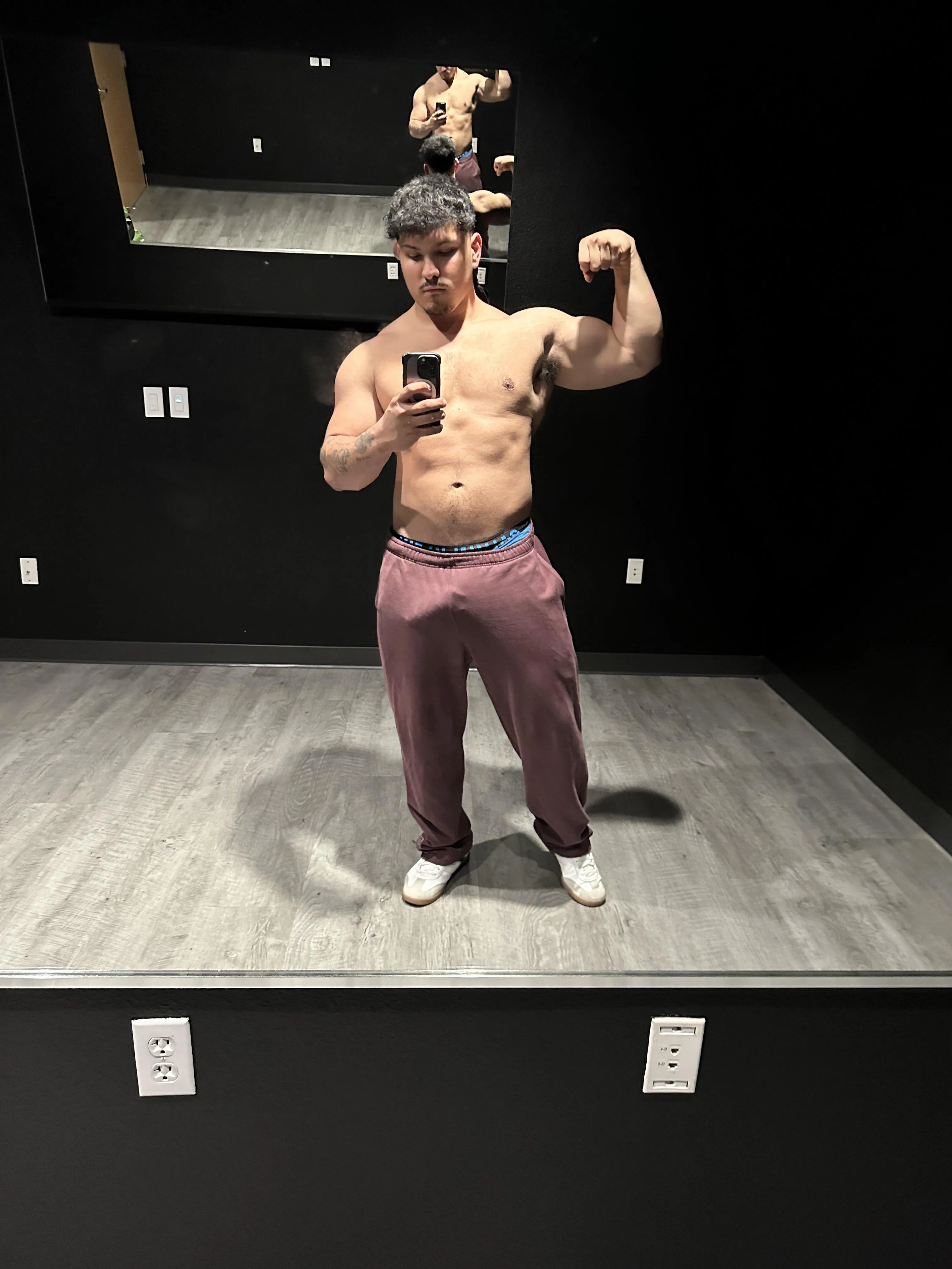 Bulge in the sweats🤤