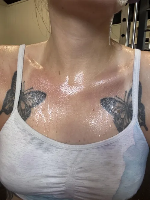 Fresh tan lines look so nice covered in my sweat 🥵