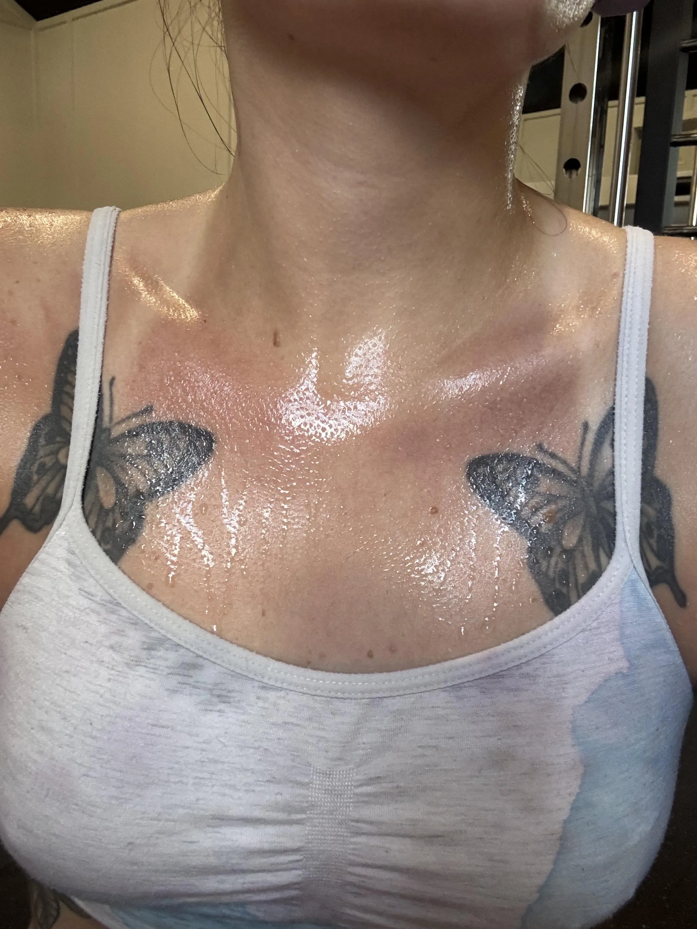 Fresh tan lines look so nice covered in my sweat 🥵