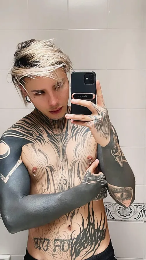 Which part of me would you kiss first? 💋