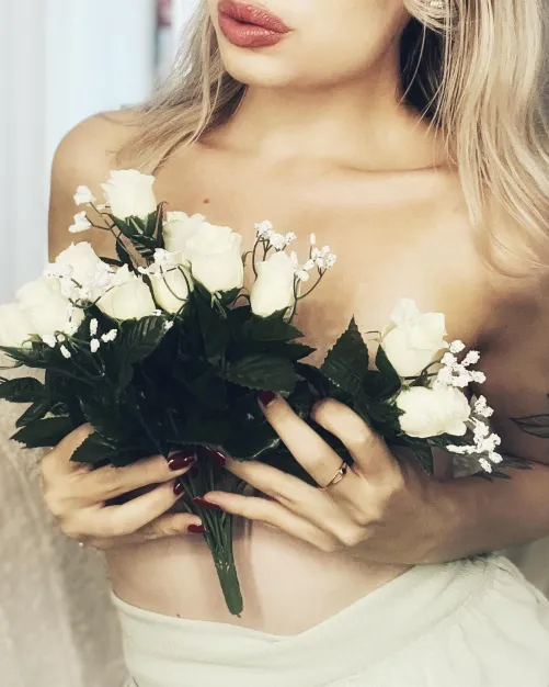 See what is underneath the petals…🌹