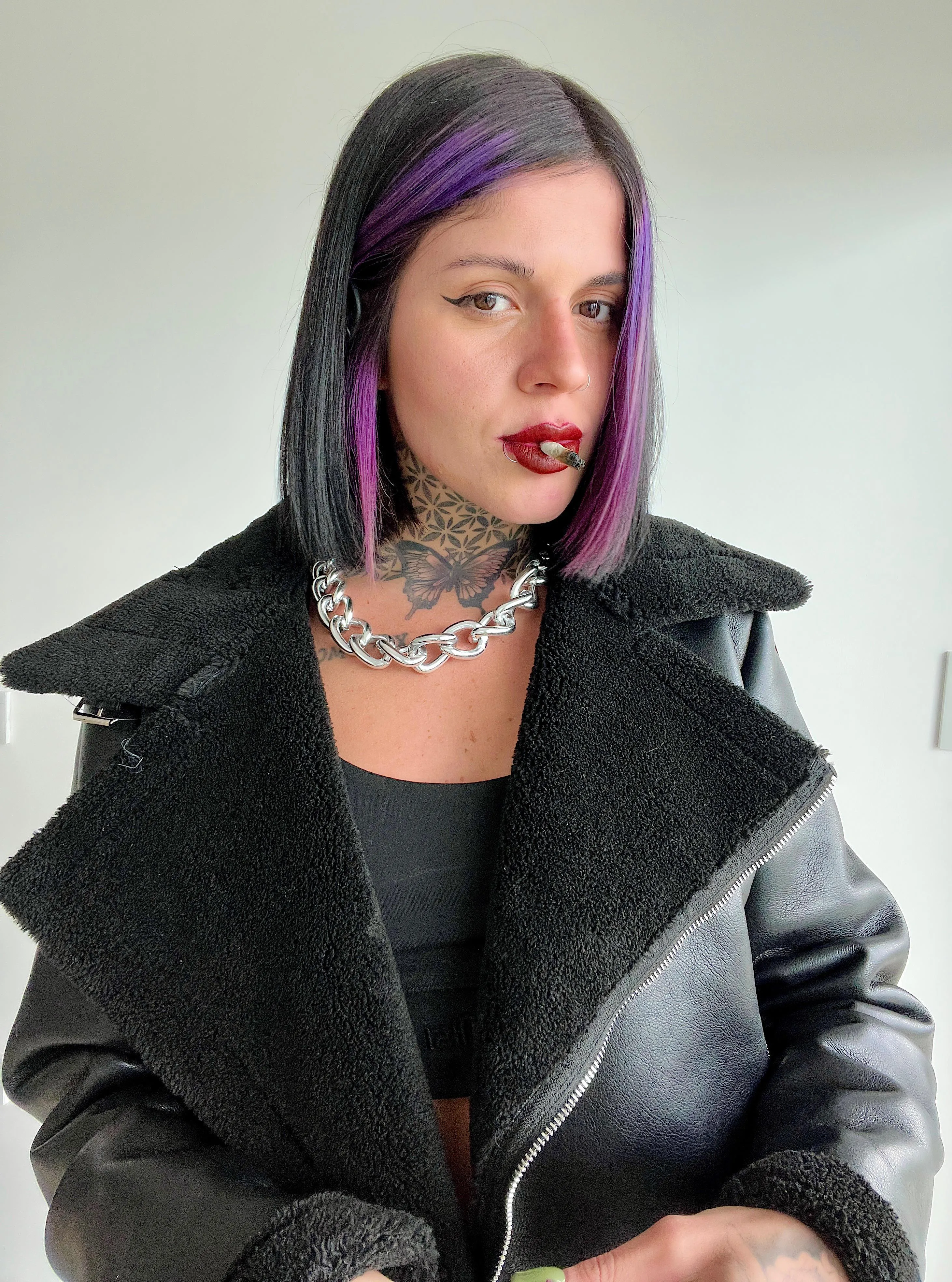 Cuero y mechas violetas, ya sueñas conmigo