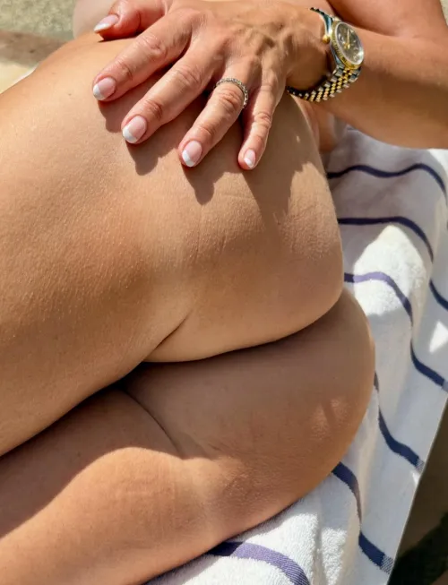 Milf booty with a datejust