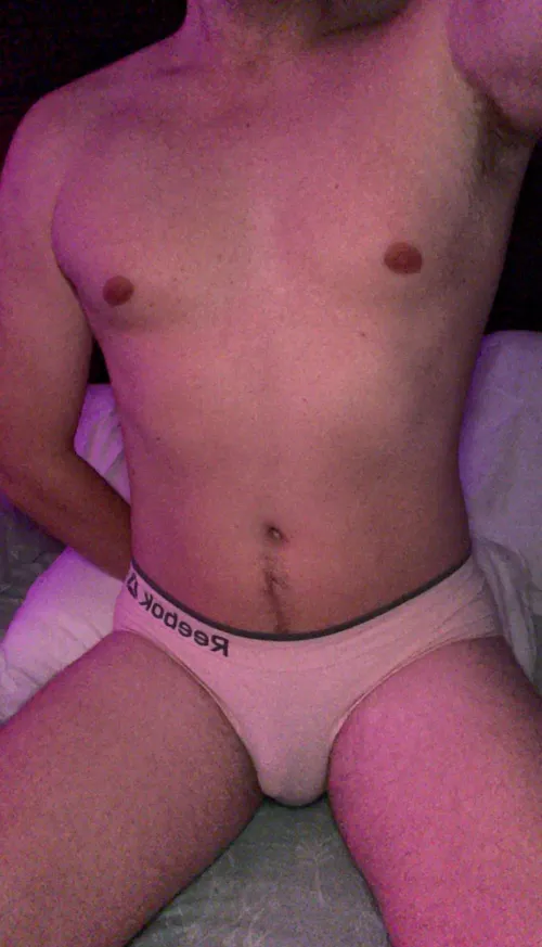 M 22 - College stoner - Looking for a bigger bro to compare with.