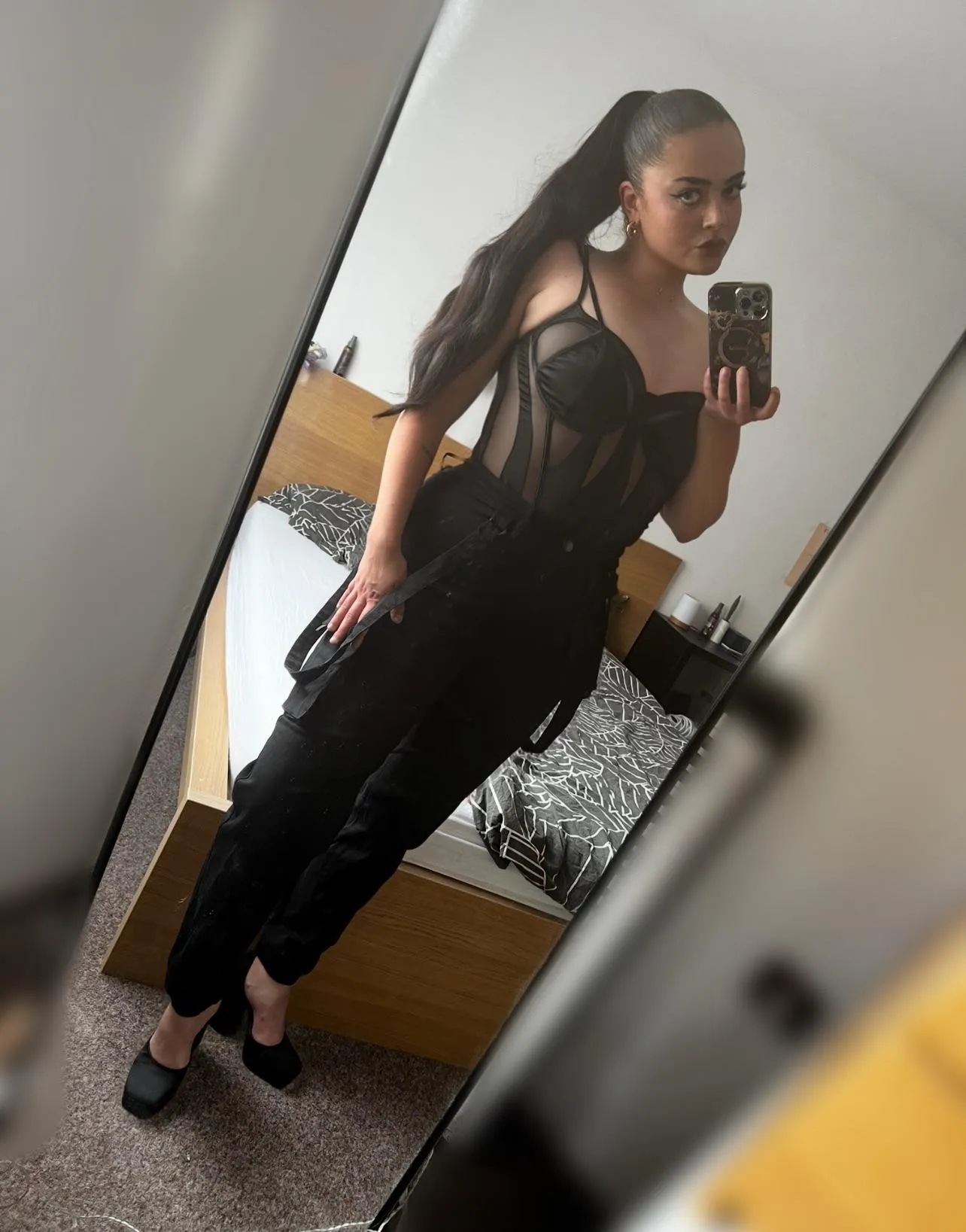 Everything about me makes your wallet tremble, makes you weak, powerless against me and in the end drained. What a lucky loser to go broke for my beautiful curves.