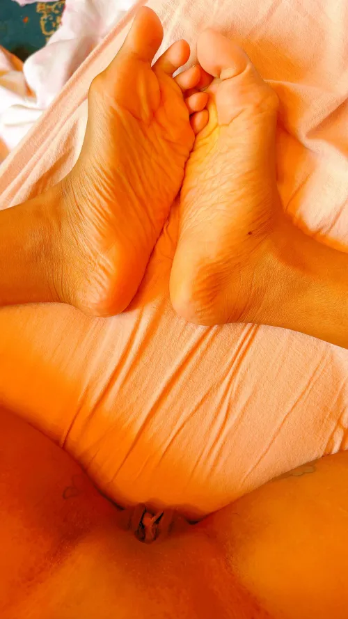 Pussy swells up when I tease my soles