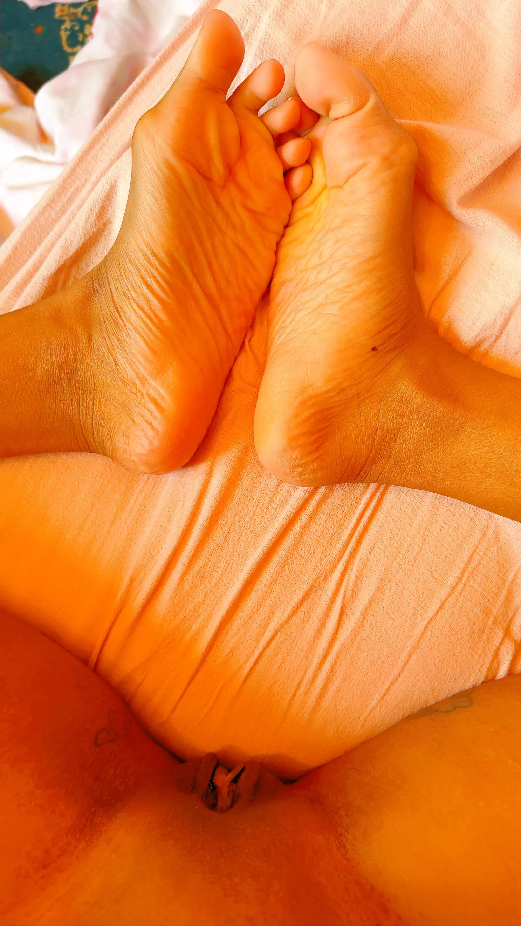 Pussy swells up when I tease my soles