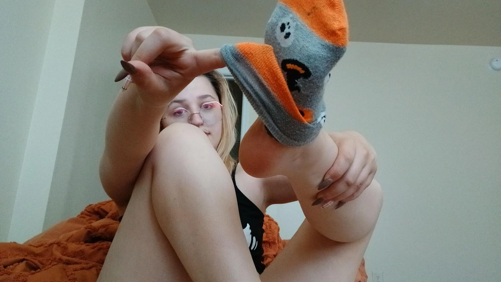 [Selling] a whollllleeee bunch of premades in these cute socks.