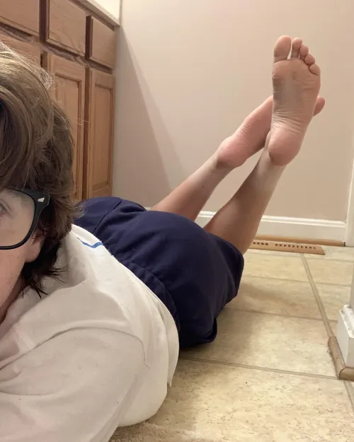 Submit to my young boy feet 😜