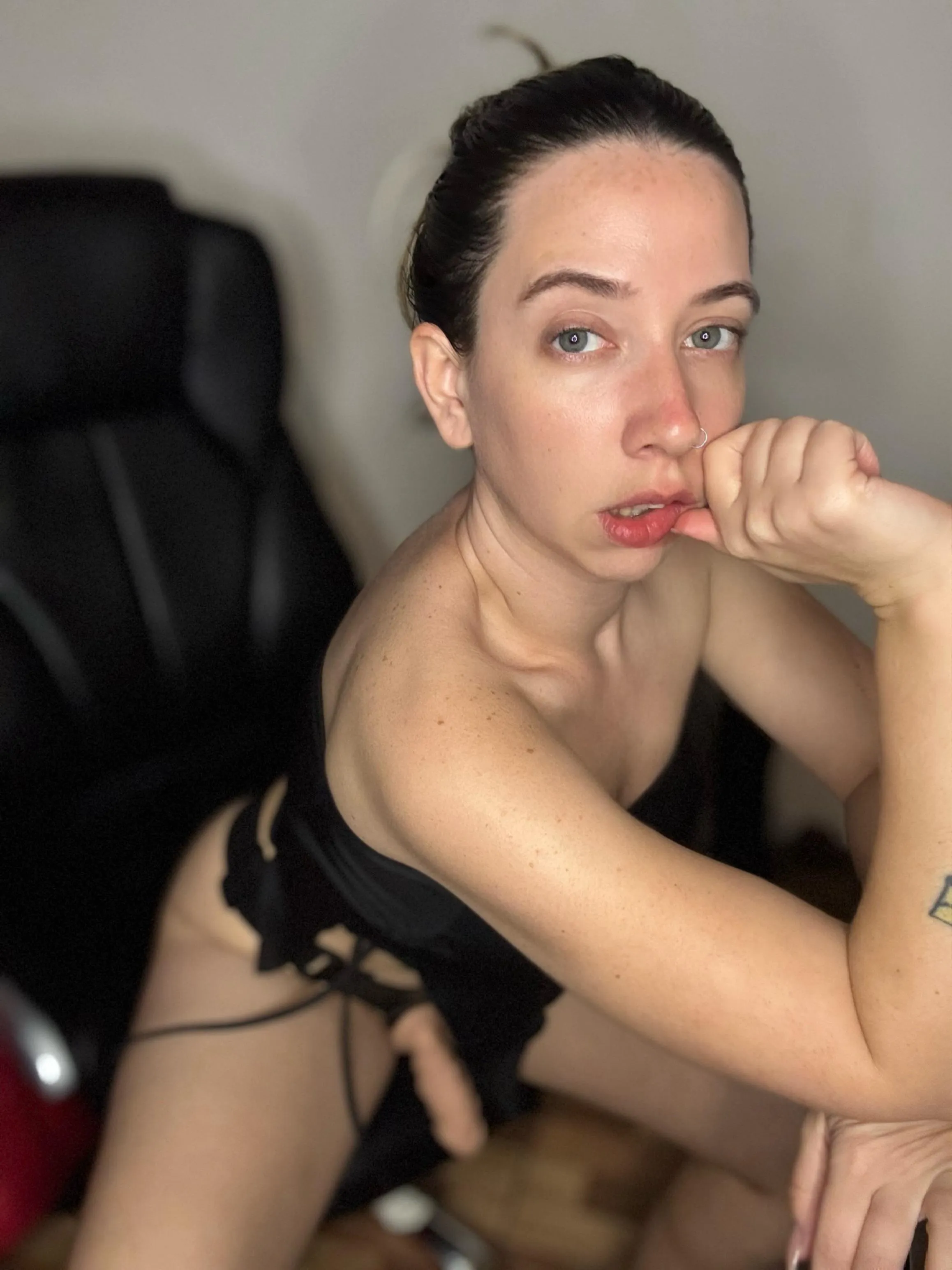 Tell me 'I'm so pathetic' if you want me to humiliate you