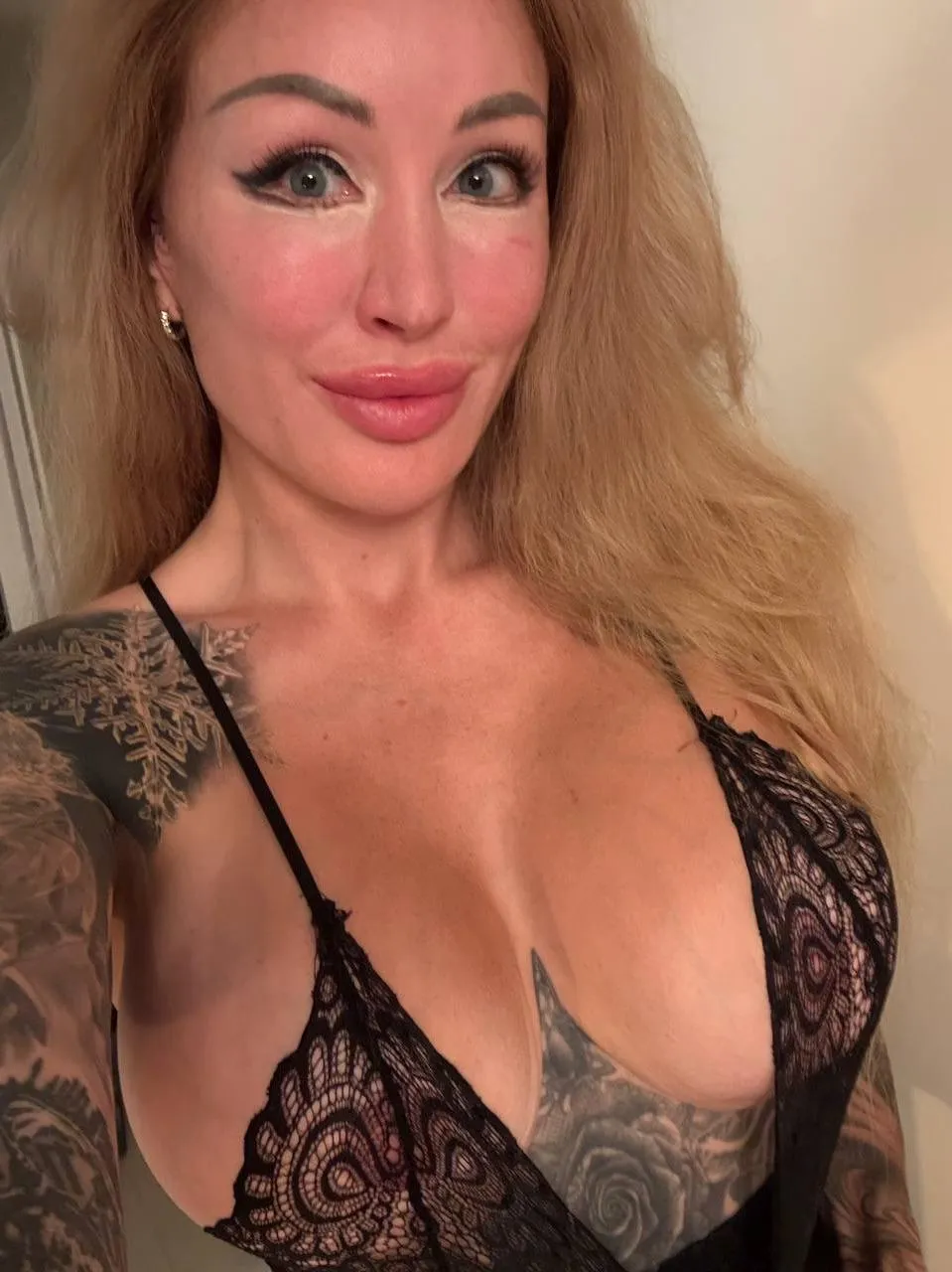 Bubblegum lips, Barbie body, dirty mind