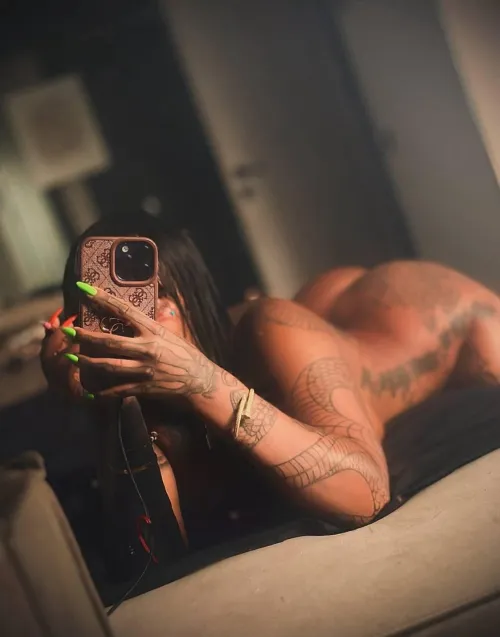 Imagine me choking you with this tattooed hand