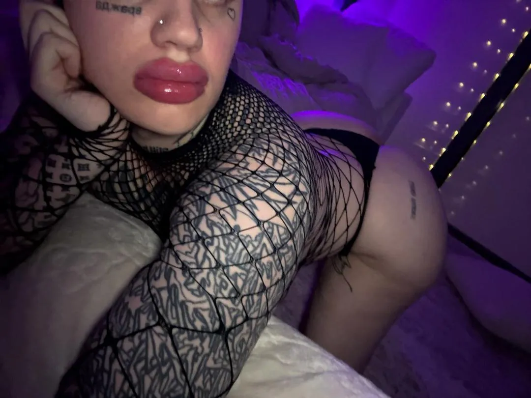 Say yes if u wanna know what these lips could do