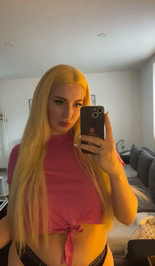 22[F4M] Cant blame you if you cant take your eyes off me