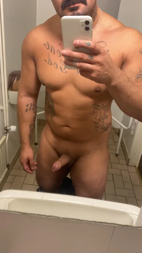 29M anyone wanna watch me jerk off on cam? Want to see your face and your reaction while i jerk off. Face is a MUST. ONLY TWINKS Sc: taoshima (mrpennypacker)