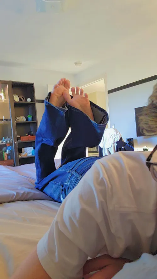 am I ur fav kinky twinky footboy? ;)