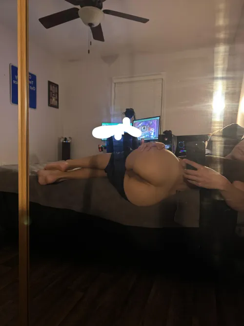 I dream about getting fucked on the edge of my bed 🛌🍑🍆🥵