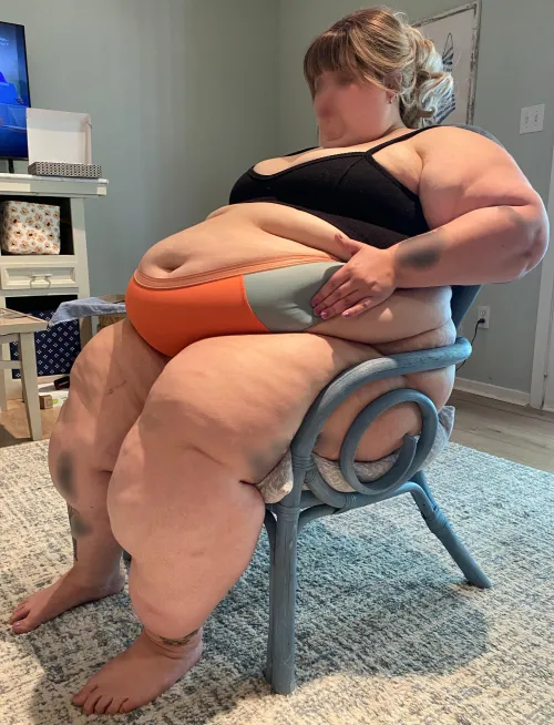 Now accepting tummy kisses 🥰