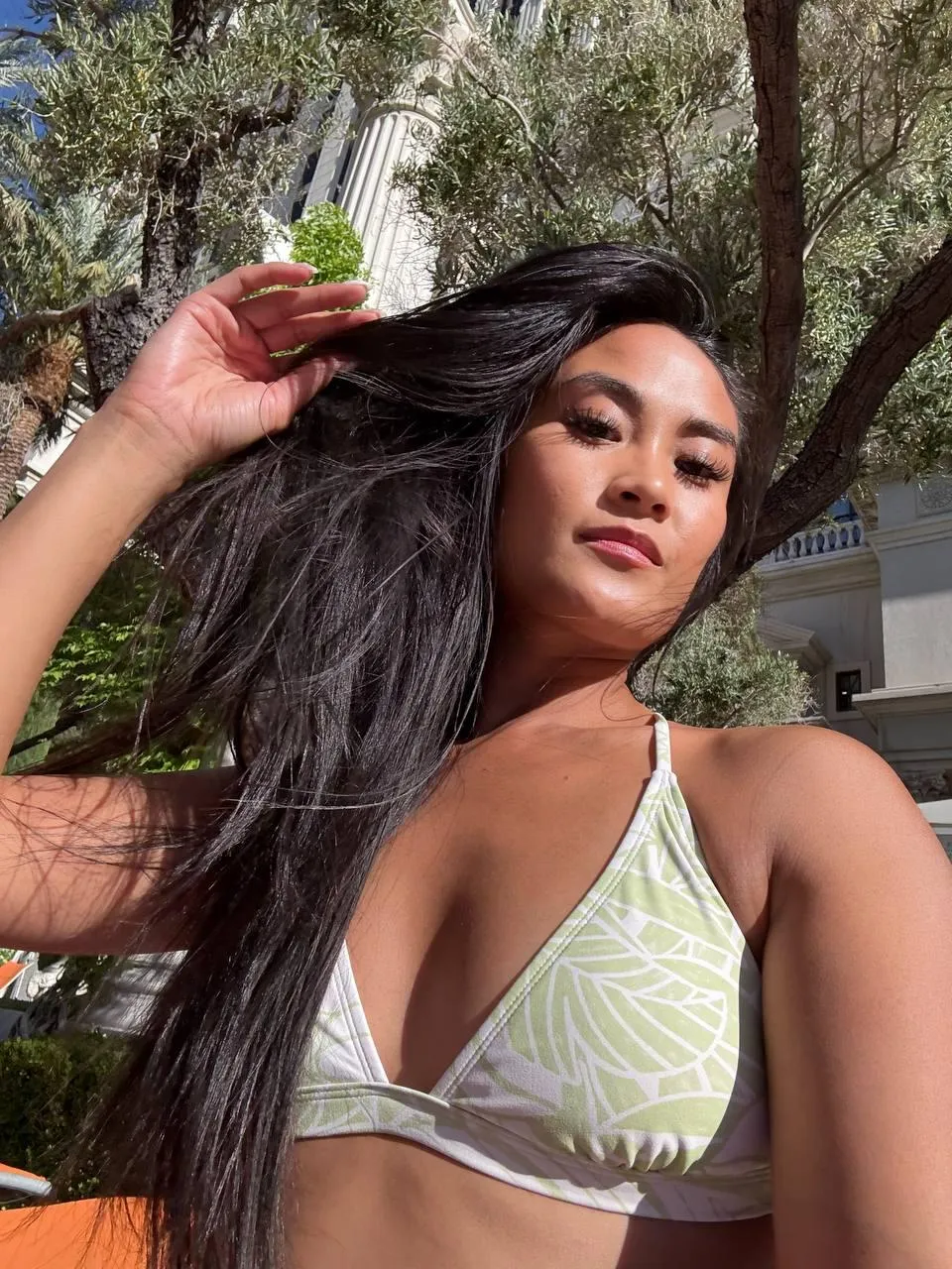 Petite grin, sinful laugh—I’ll break your focus 😈🍑