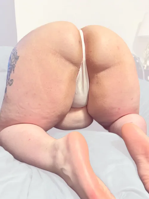 Tummy hanging from behind