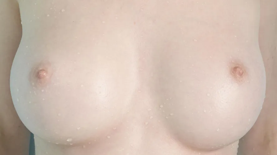 Wet tits, fresh from the shower [1920x1080]