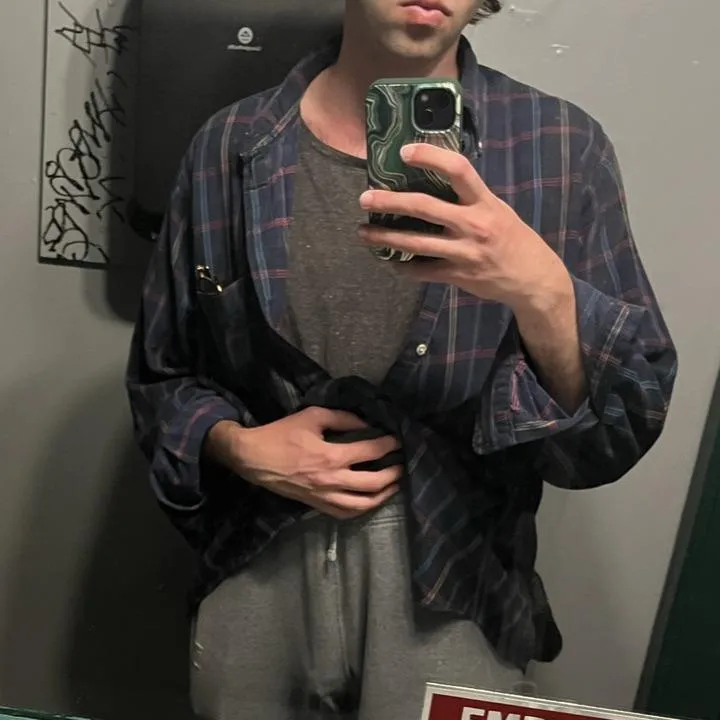 Come with me to the bar bathroom