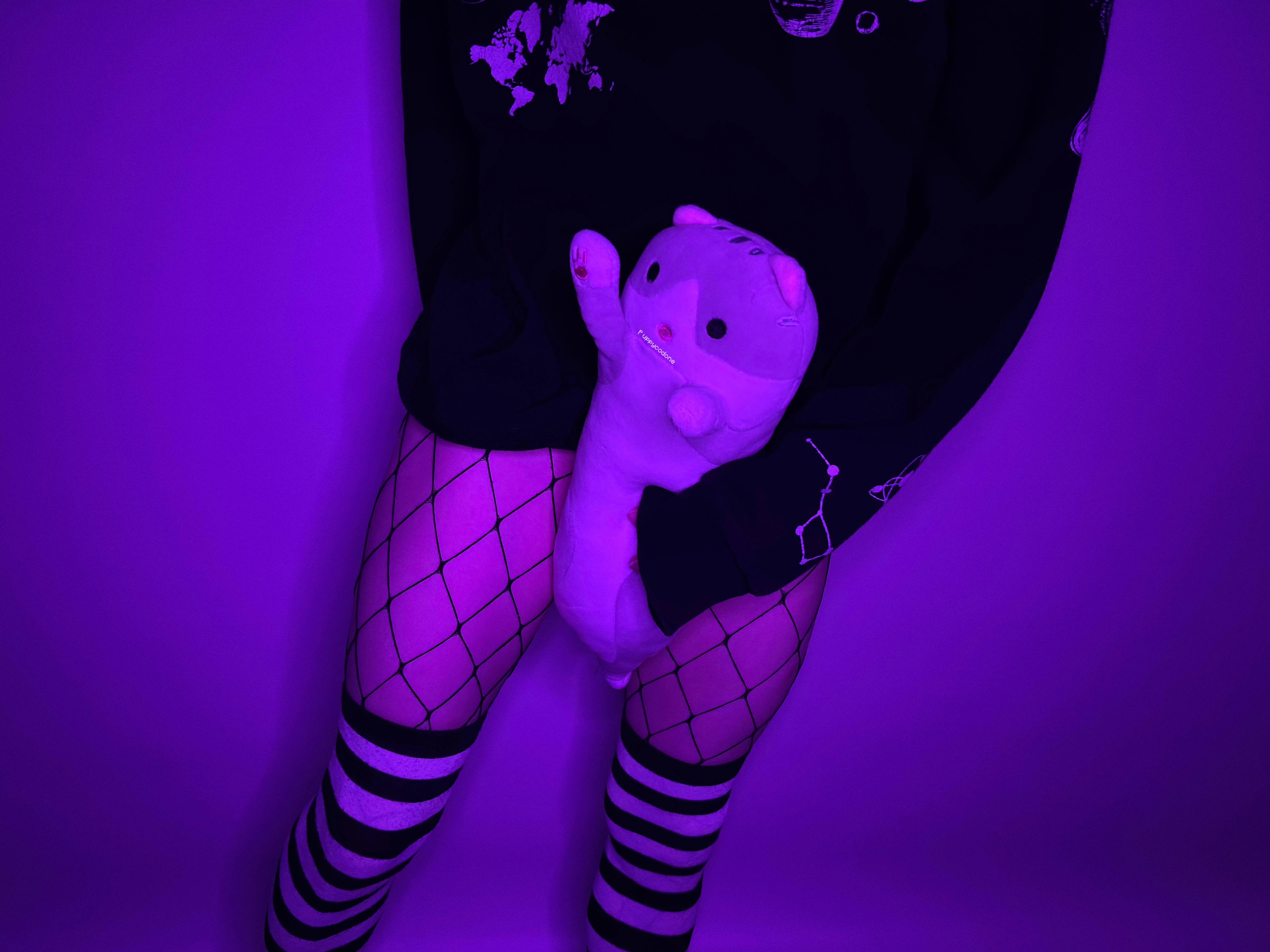 thoughts on shy boys in oversized hoodies? (｡>﹏<)