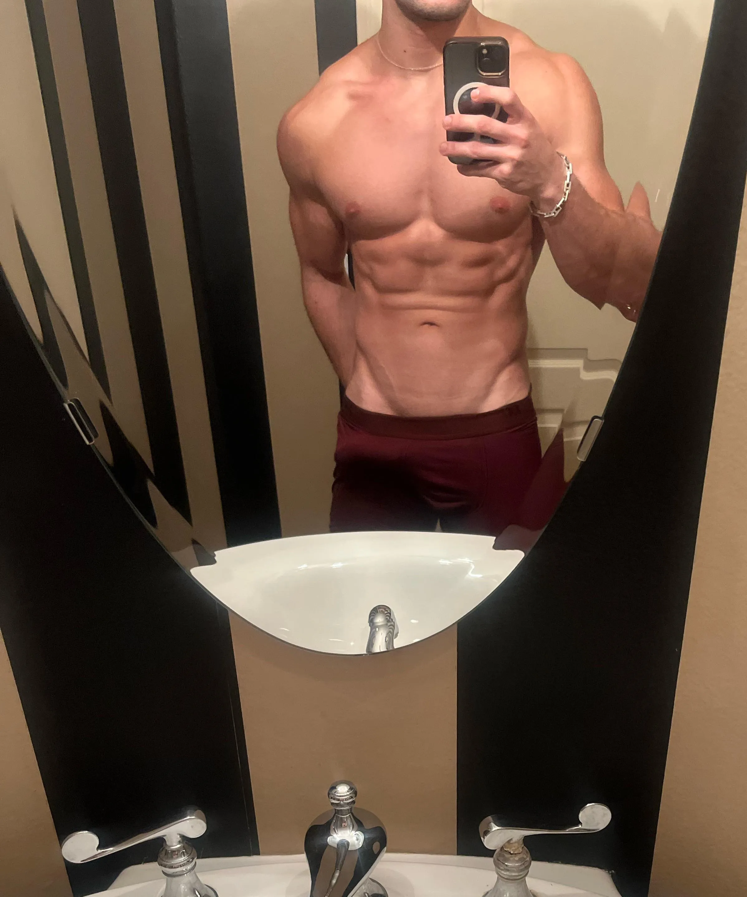 25 [M4F] #Oak Lawn Looking for some casual fun or fwb