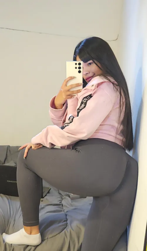 I love starting the week by working on my legs and glutes at the gym