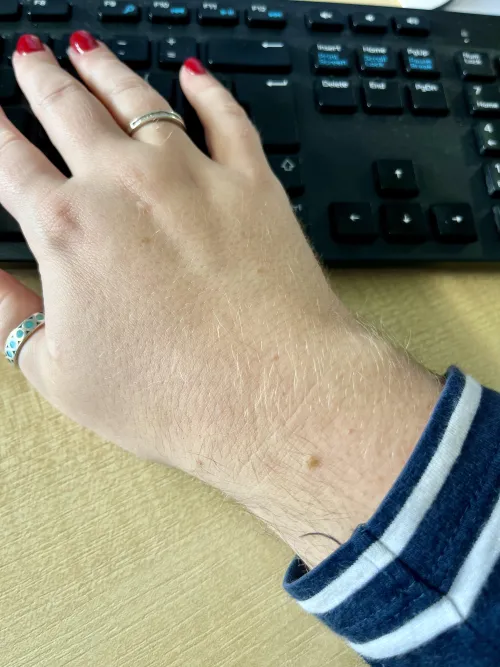 A rainy day in the office 🖥️  [arms]