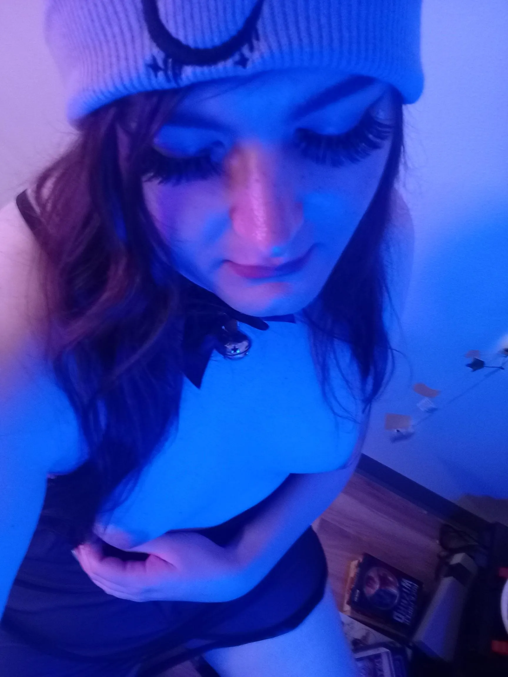 Falsies make me look so pretty!