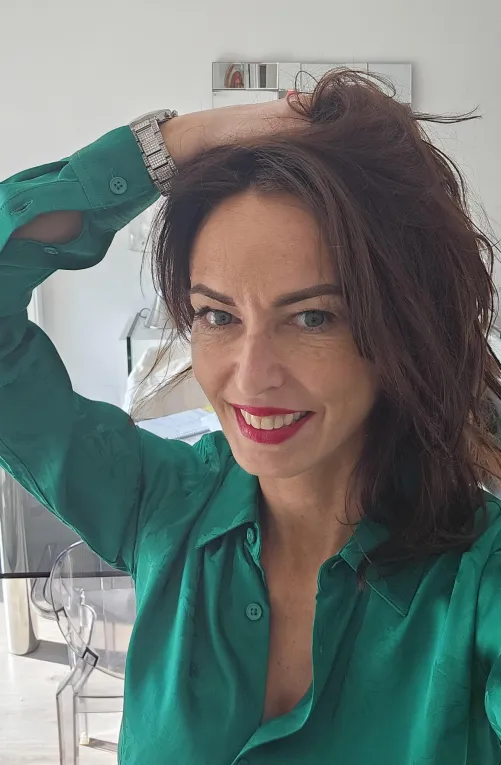 I know my hair is messy :) I haven't yet brushed it today