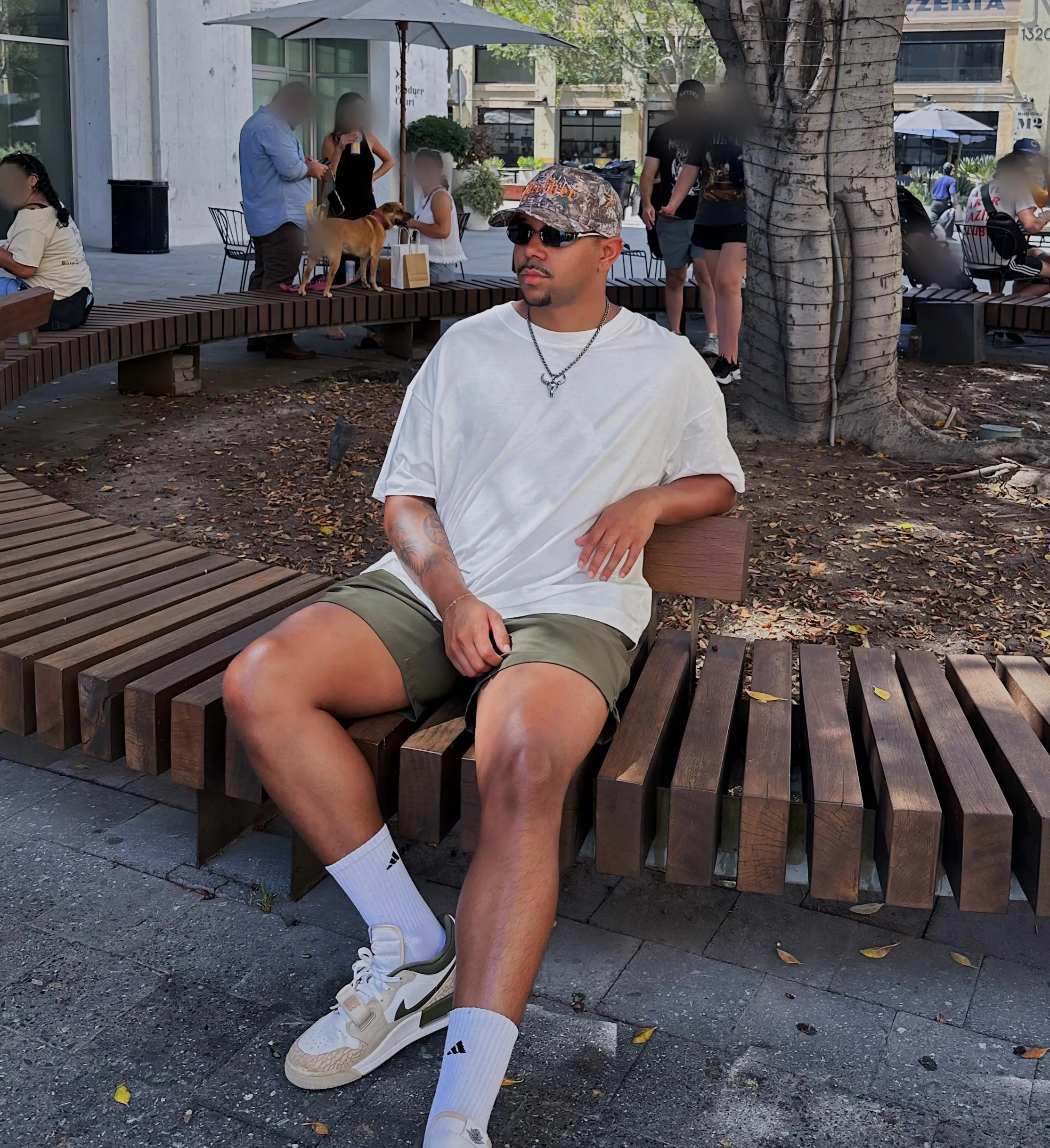 M26 Bi - someone come rub these thighs