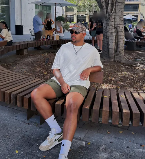 M26 Bi - someone come rub these thighs