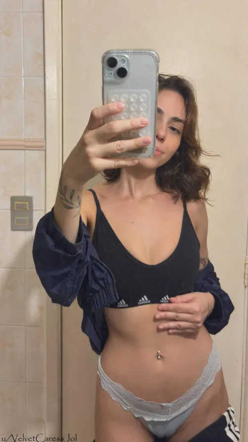 Just taking a mirror selfie after going to the gym