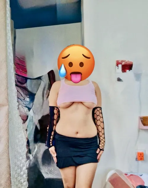 Any one like underboob 😜🤞