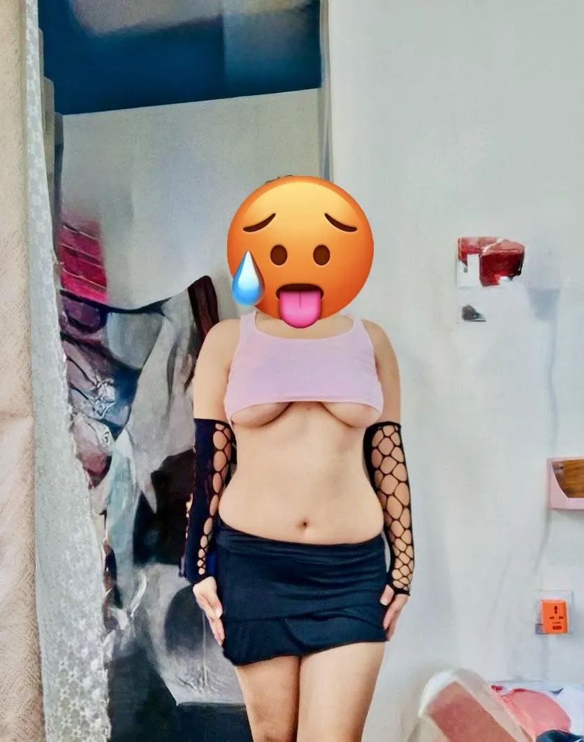 Any one like underboob 😜🤞