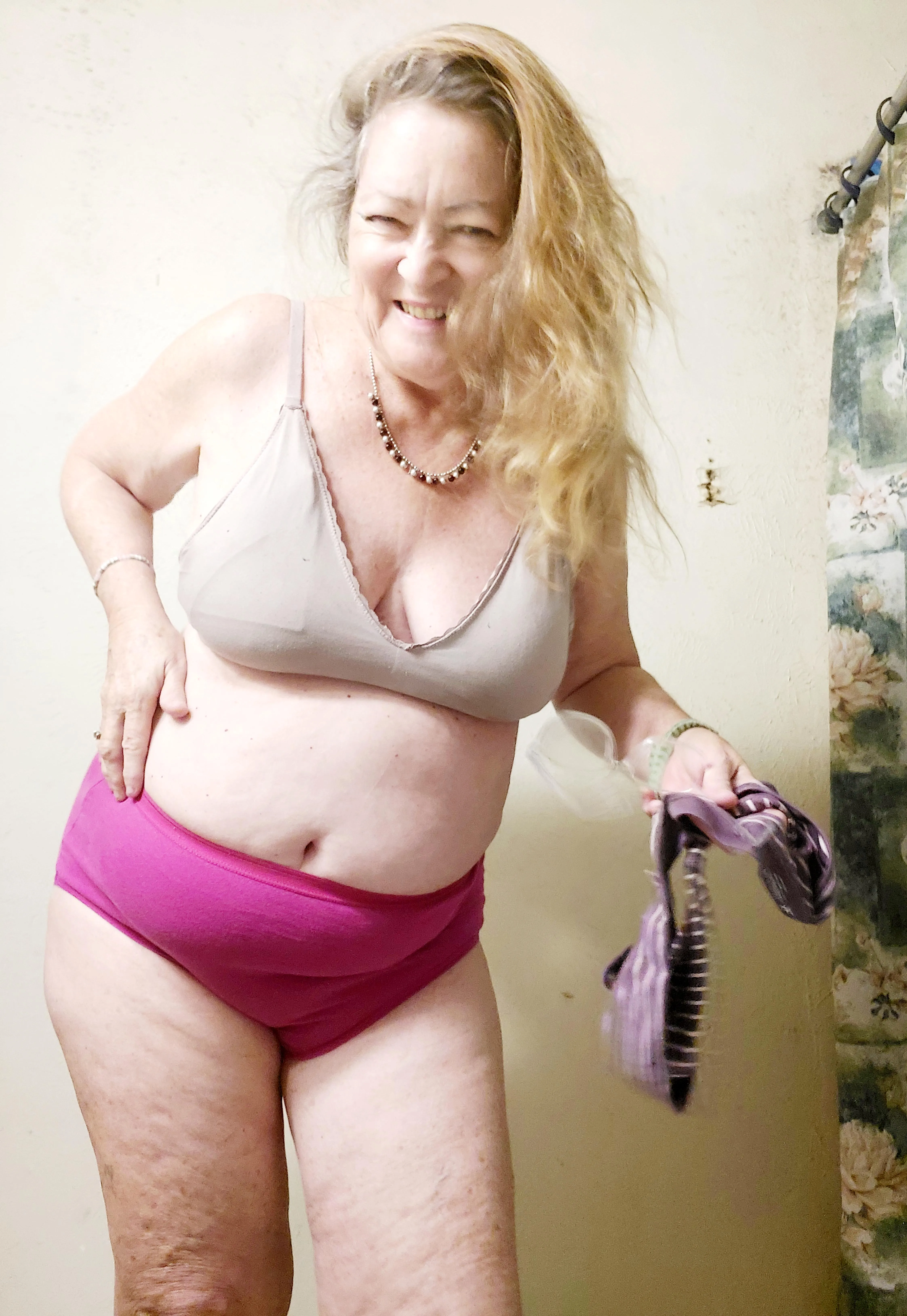 I am a cougar that spanks you hard